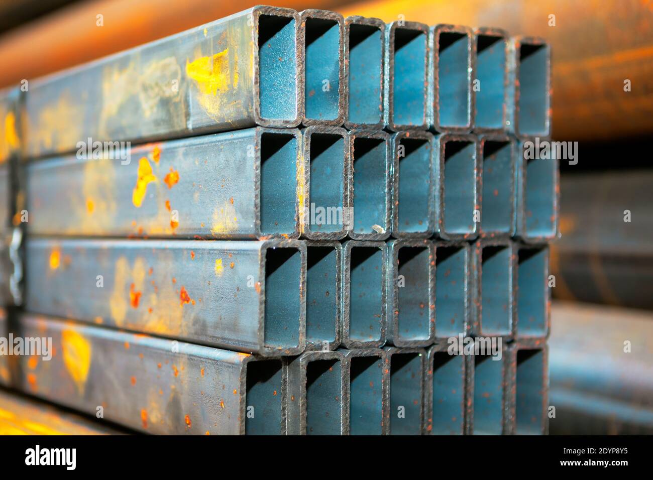 Tubi quadrati in acciaio . Tubi quadrati in acciaio a profilo cavo Foto Stock
