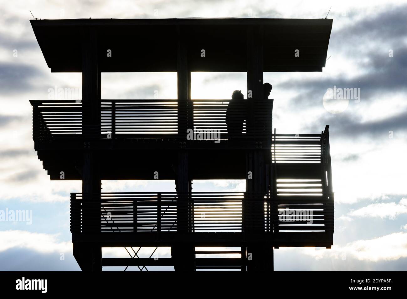 Illmitz: Torre di osservazione a Hölle nel parco nazionale Neusiedler See–Seewinkel, sole dietro le nuvole a Neusiedler See (Lago Neusiedl), Burgenland, Austrii Foto Stock