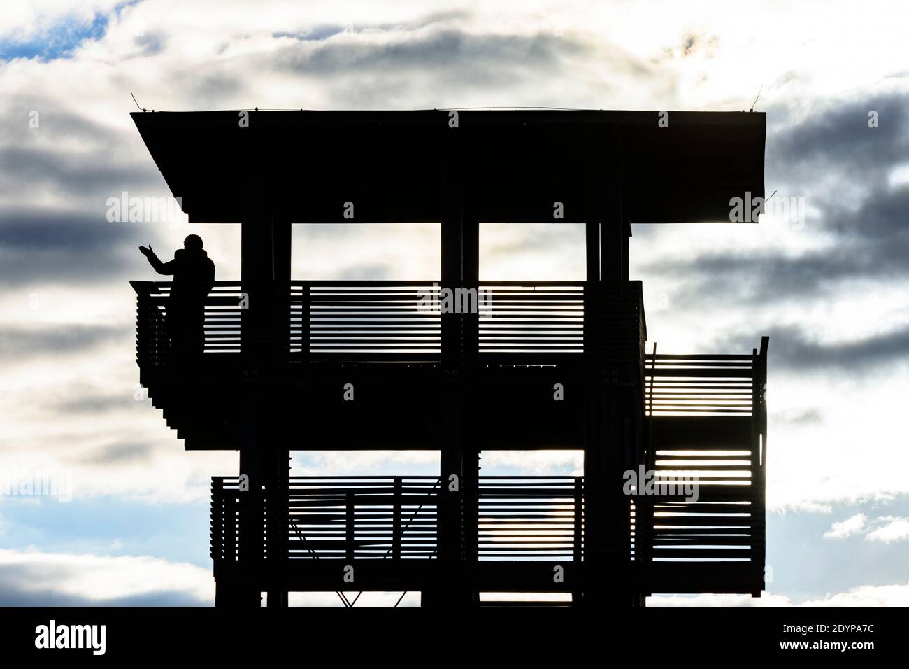 Illmitz: Torre di osservazione a Hölle nel parco nazionale Neusiedler See–Seewinkel, sole dietro le nuvole a Neusiedler See (Lago Neusiedl), Burgenland, Austrii Foto Stock