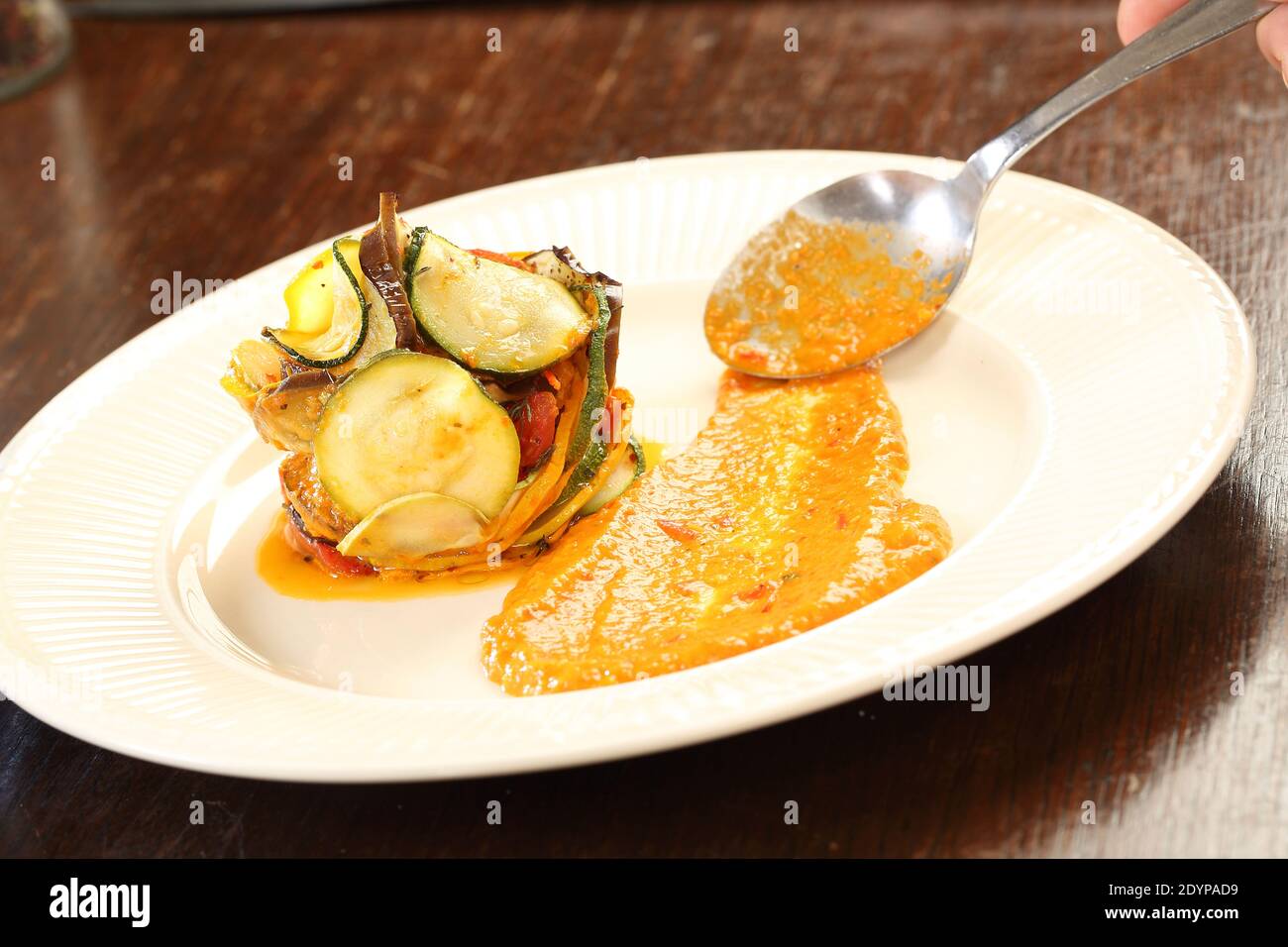 restovaná zelenina z formy na talíři , zeleninové pyré Foto Stock
