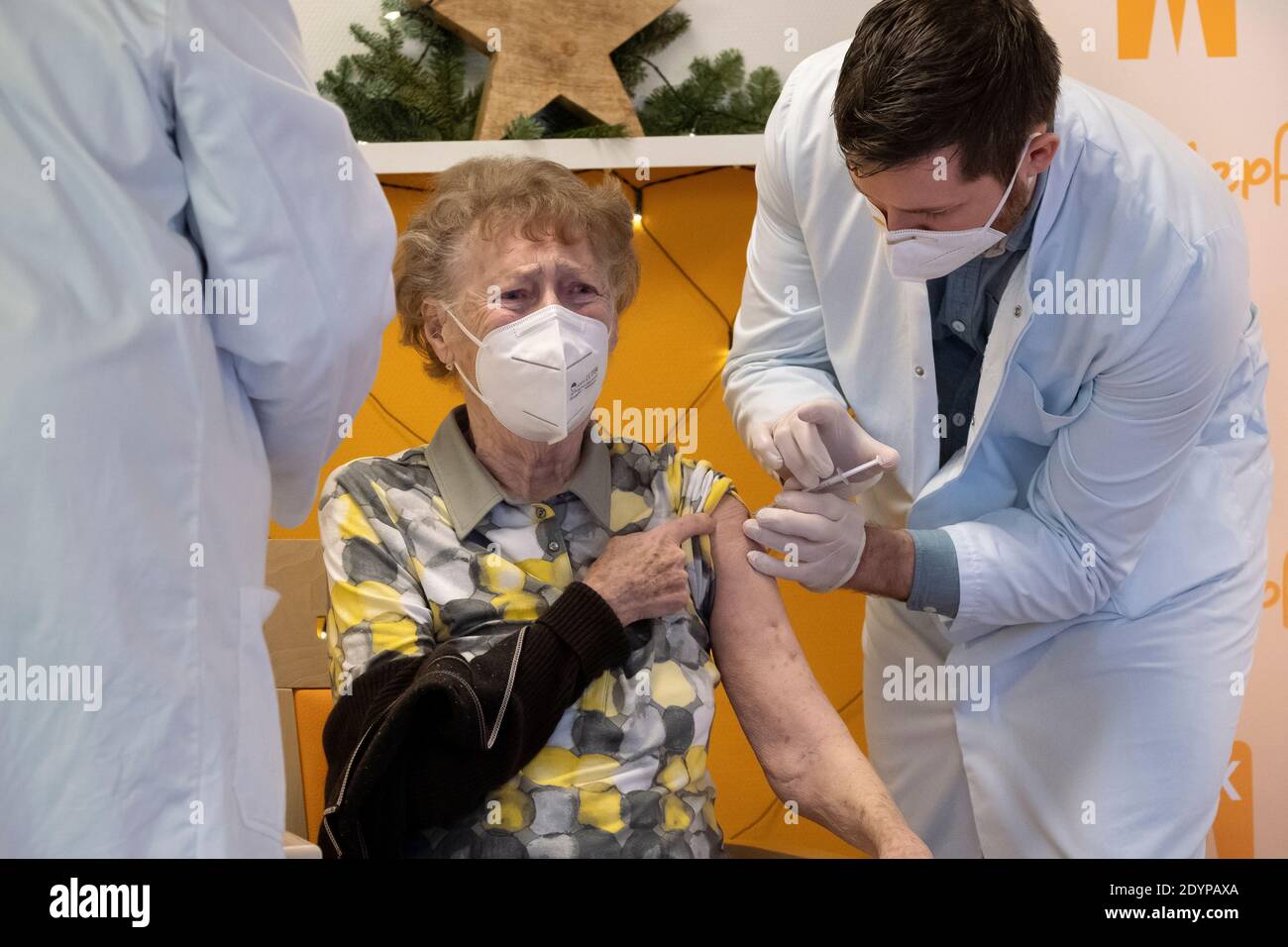 Il 27.12.20 si sono svolte in Germania le prime vaccinazioni con il vaccino Pfizer BiONTECH Covid-19 contro il coronavirus. Foto Stock