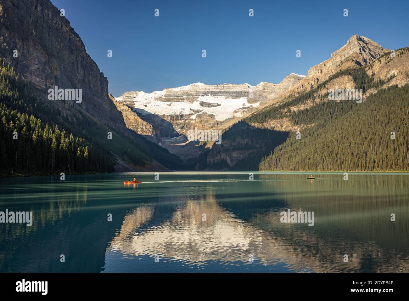 Canoa rossa che attraversa il lago Louise Canada Foto Stock