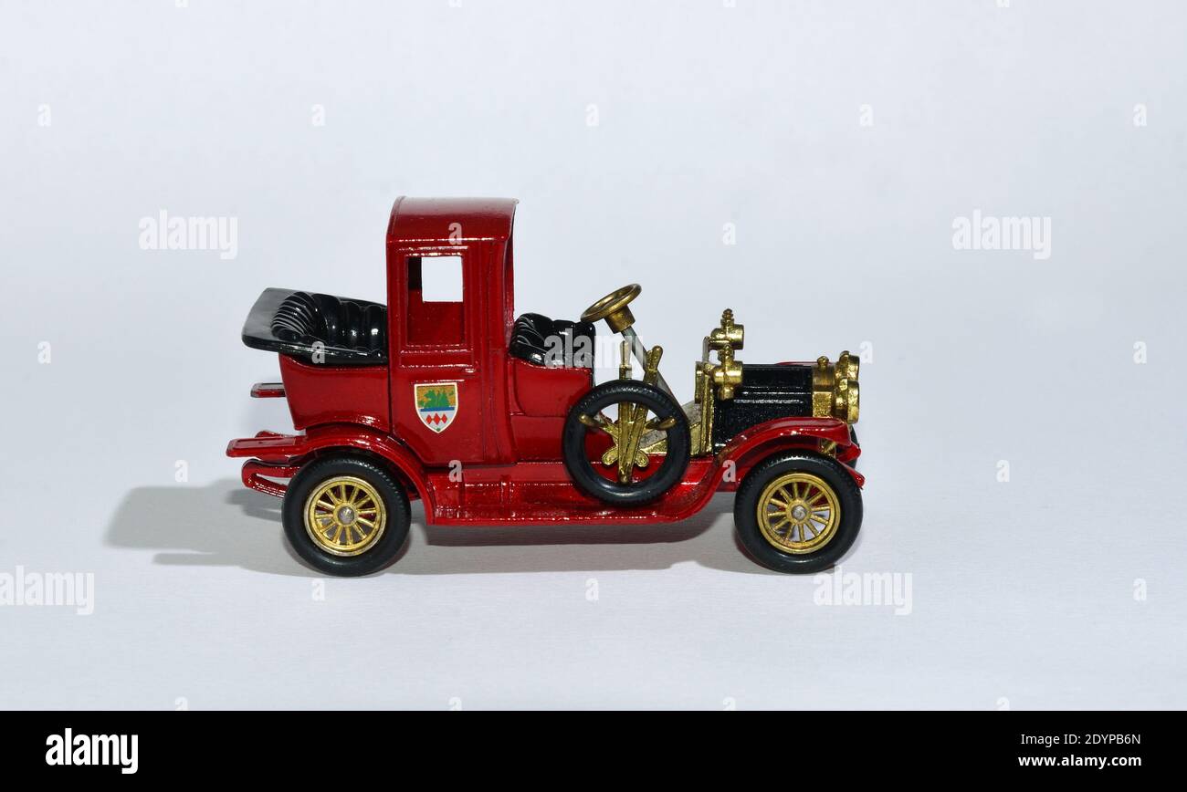 Giocattolo pressofuso modello auto 1912 Packard Landaulet un Matchbox ieri prodotto da Lesney con sfondo bianco. Foto Stock