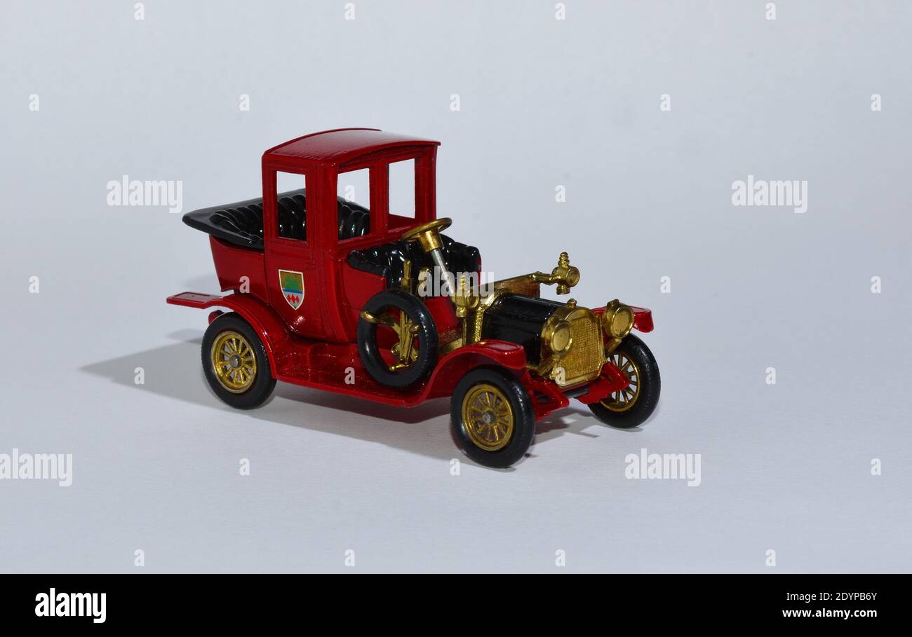 Giocattolo pressofuso modello auto 1912 Packard Landaulet un Matchbox ieri prodotto da Lesney con sfondo bianco. Foto Stock