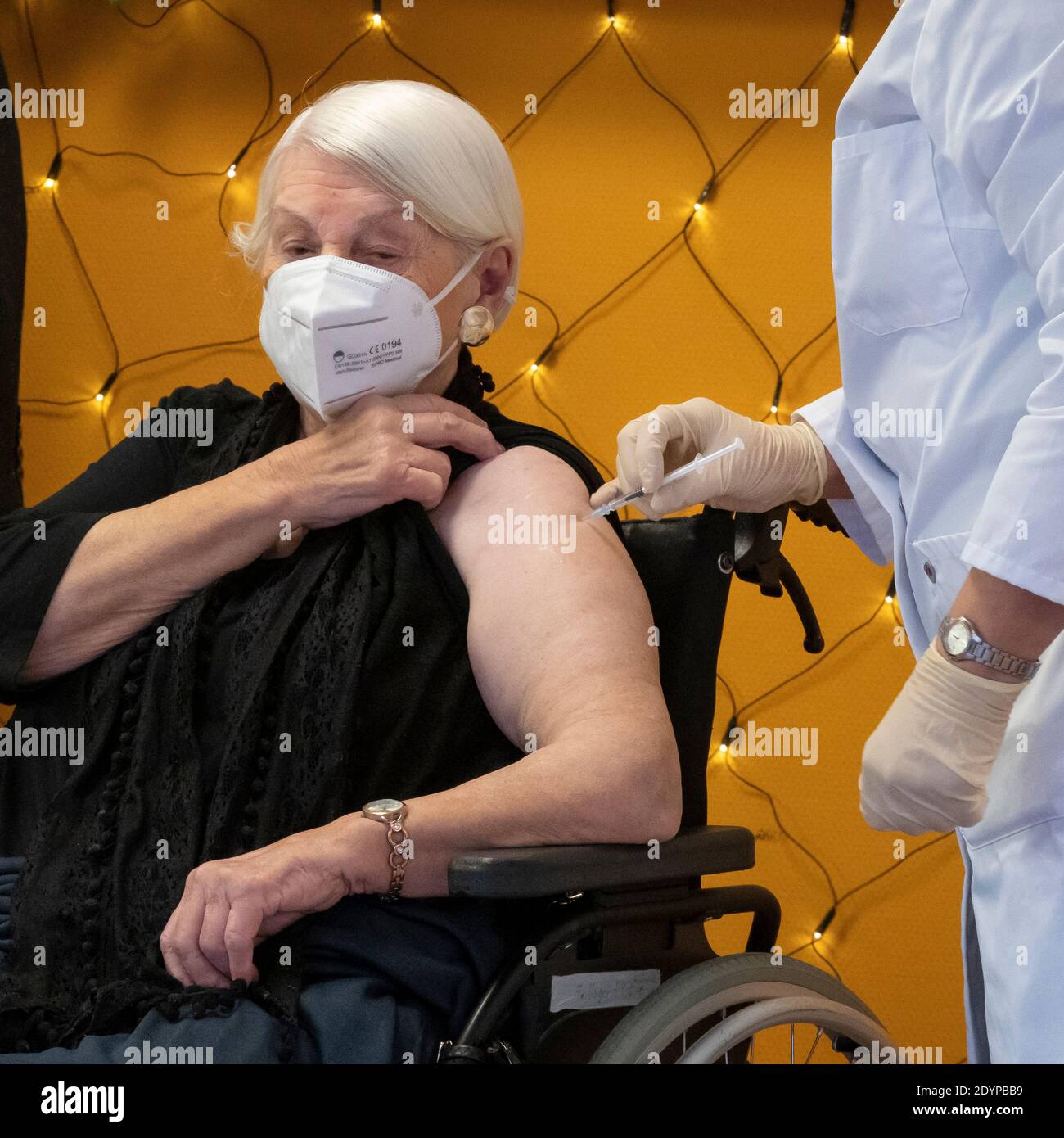 Gertrud Vogel, (92 anni) casa di cura residente al Riehl Senior Citizens' Center, è stata la prima persona a Colonia ad essere vaccinata contro COVID Foto Stock