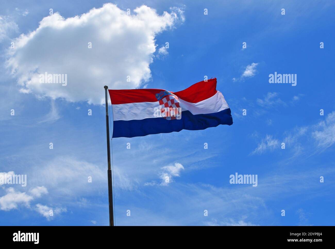 Bandiera croata contro il cielo blu con le nuvole Foto Stock