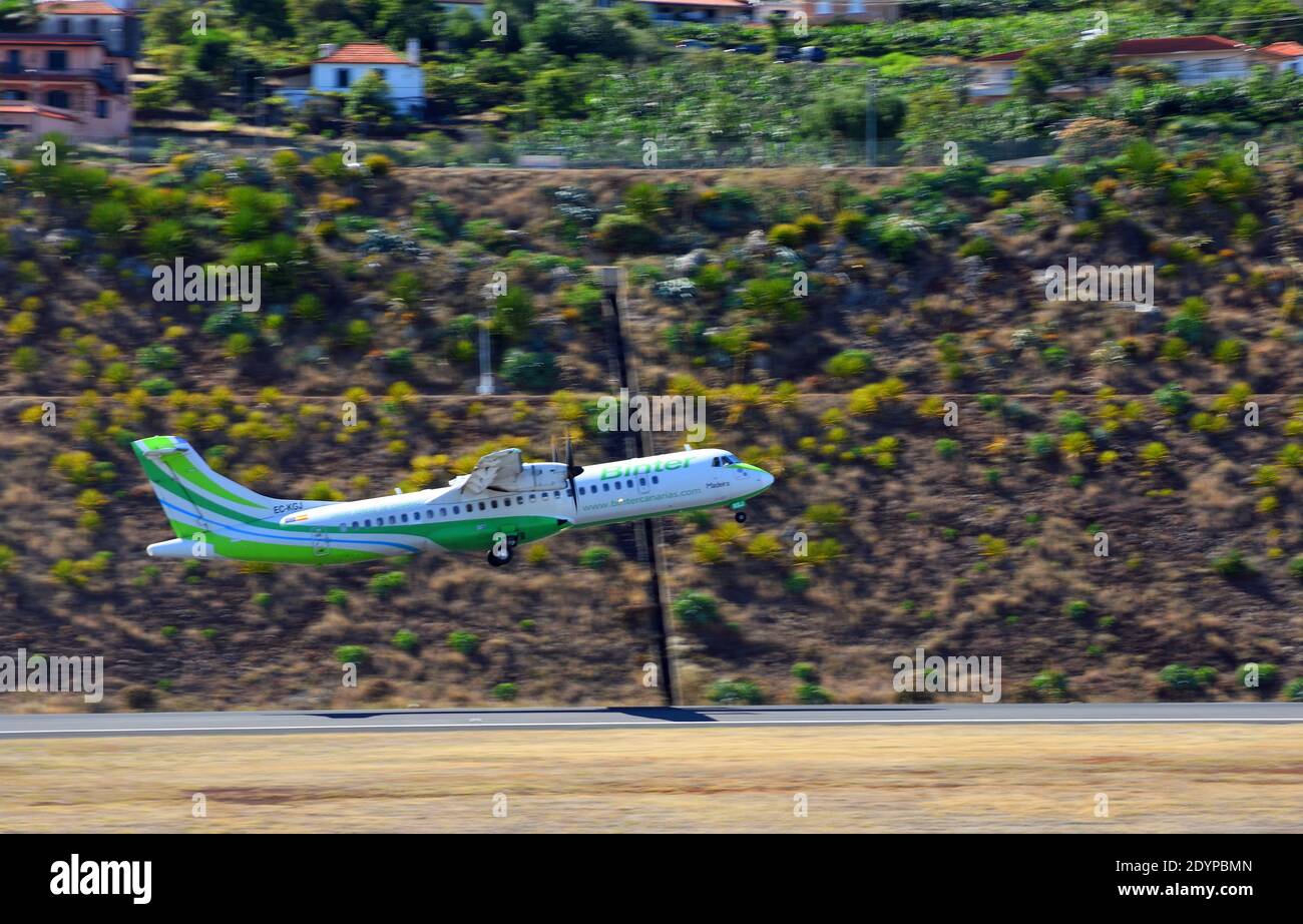 Binter Airlines ATR 42/72 EC-KGL Turbo Prop aereo decollo all'aeroporto di Madeira. Foto Stock