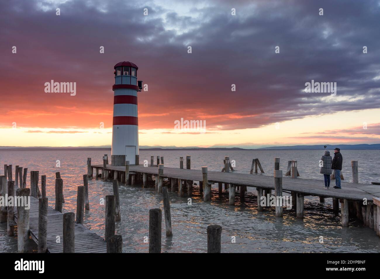 Podersdorf am See: faro sul Lago Neusiedl, la gente scatta foto selfie a Neusiedler See (Lago Neusiedl), Burgenland, Austria Foto Stock