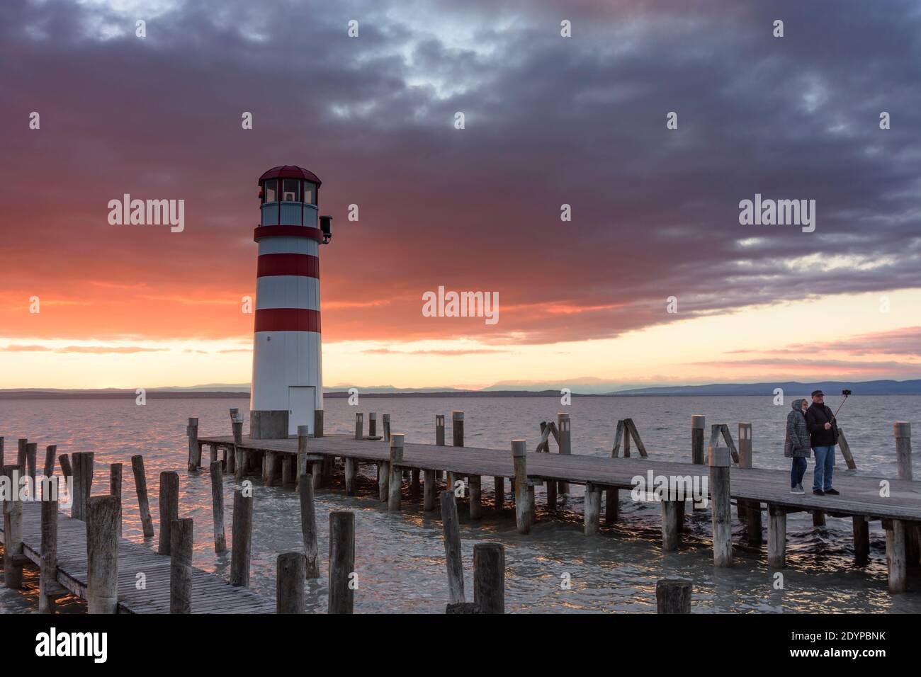 Podersdorf am See: faro sul Lago Neusiedl, la gente scatta foto selfie a Neusiedler See (Lago Neusiedl), Burgenland, Austria Foto Stock