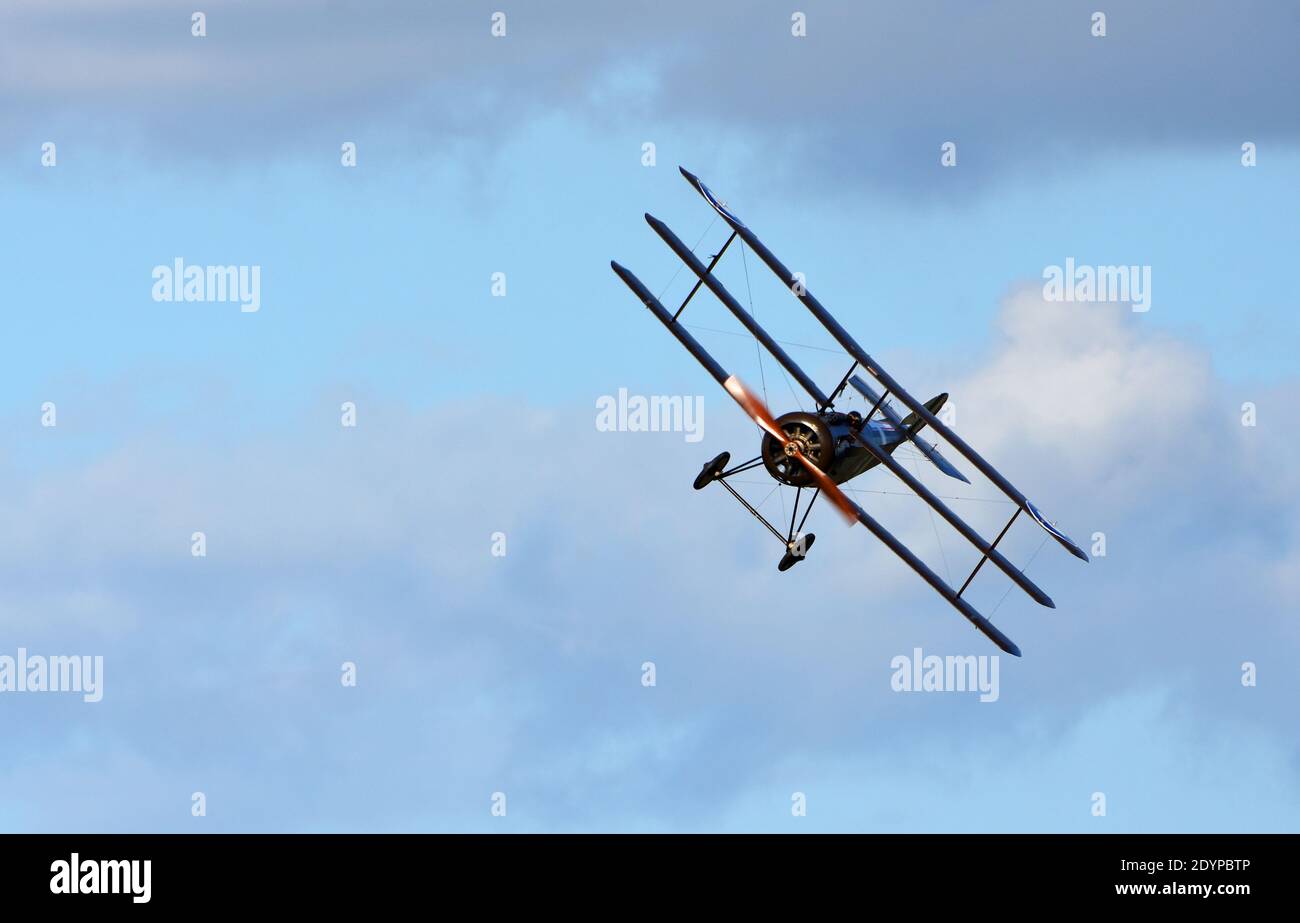 Vintage Sopwith Triplanare in volo cielo blu e vista nuvole dalla parte anteriore Foto Stock