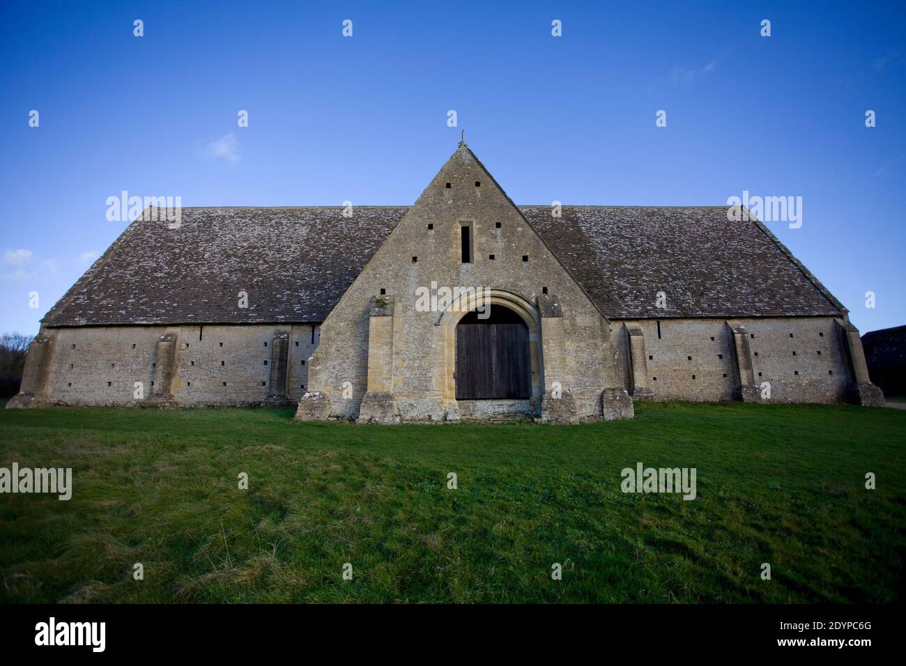 Vista ovest del Great Coxwell Tithe Barn, Oxfordshire Inghilterra Foto Stock