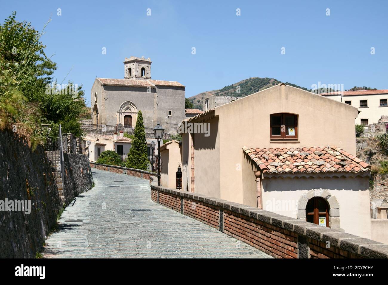 Case e chiesa sulla strada medievale di Savoca Old Città di Sicilia testimonianze di storia e architettura Foto Stock