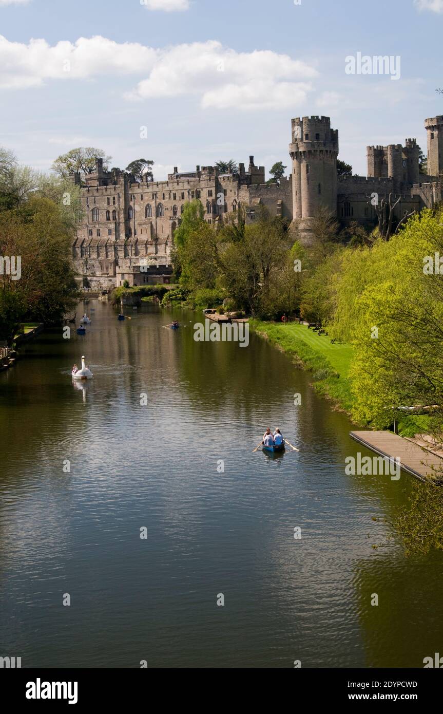 Una vista del Castello di Warwick dal fiume Avon in Warwickshire Inghilterra Regno Unito Foto Stock