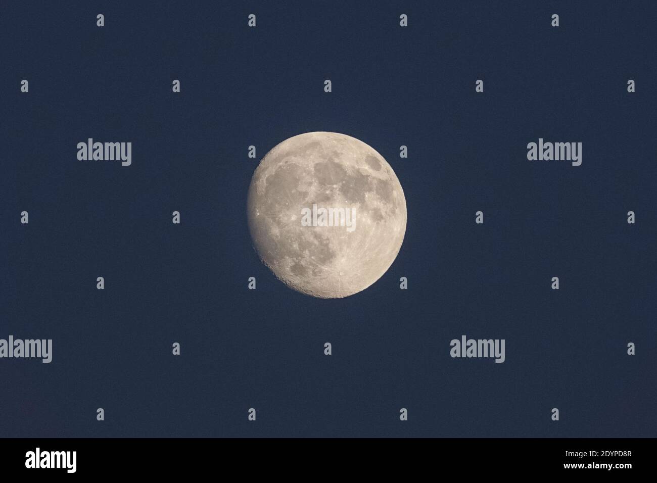 Una luna gibbosa al 94% in ceretta su Londra, Regno Unito Foto Stock