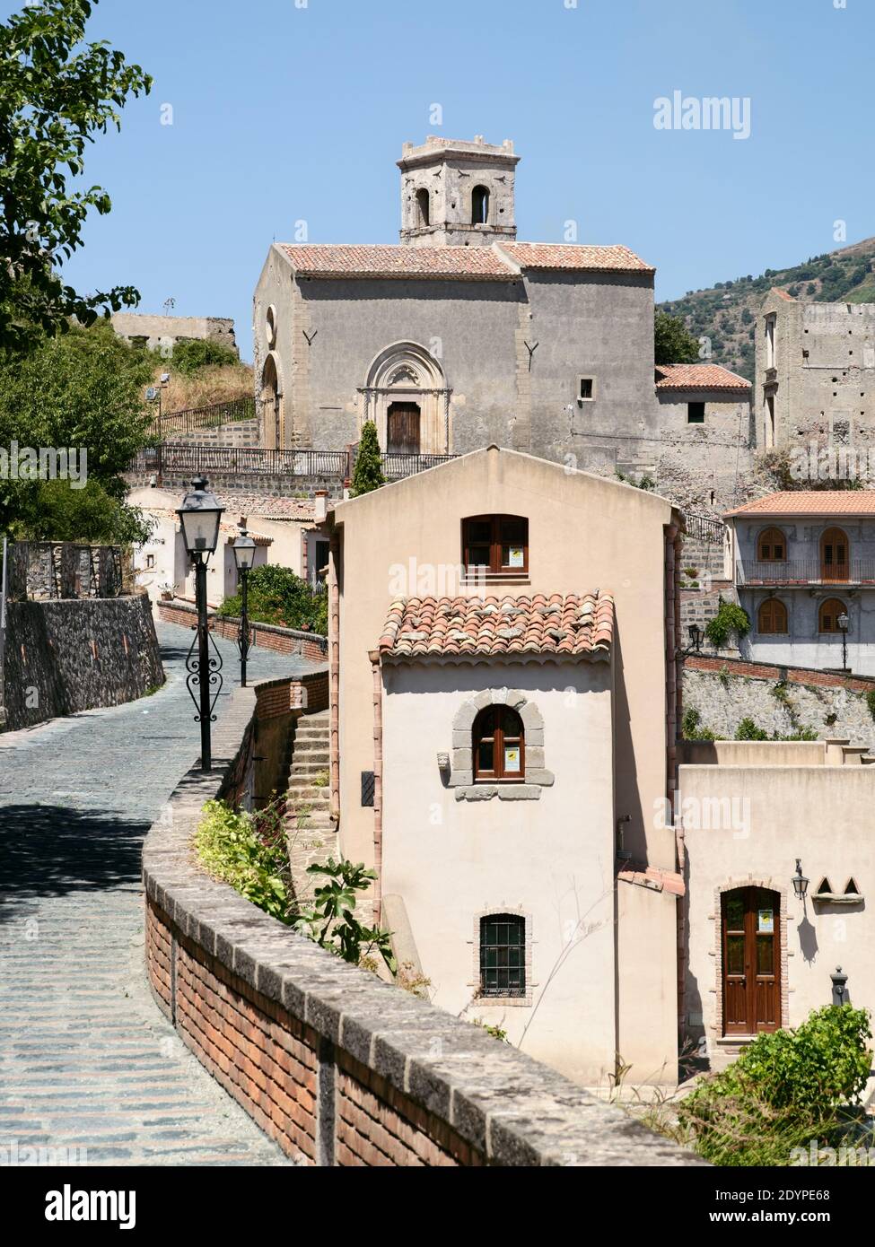 Case e chiesa sulla strada medievale di Savoca Old Città di Sicilia testimonianze di storia e architettura Foto Stock