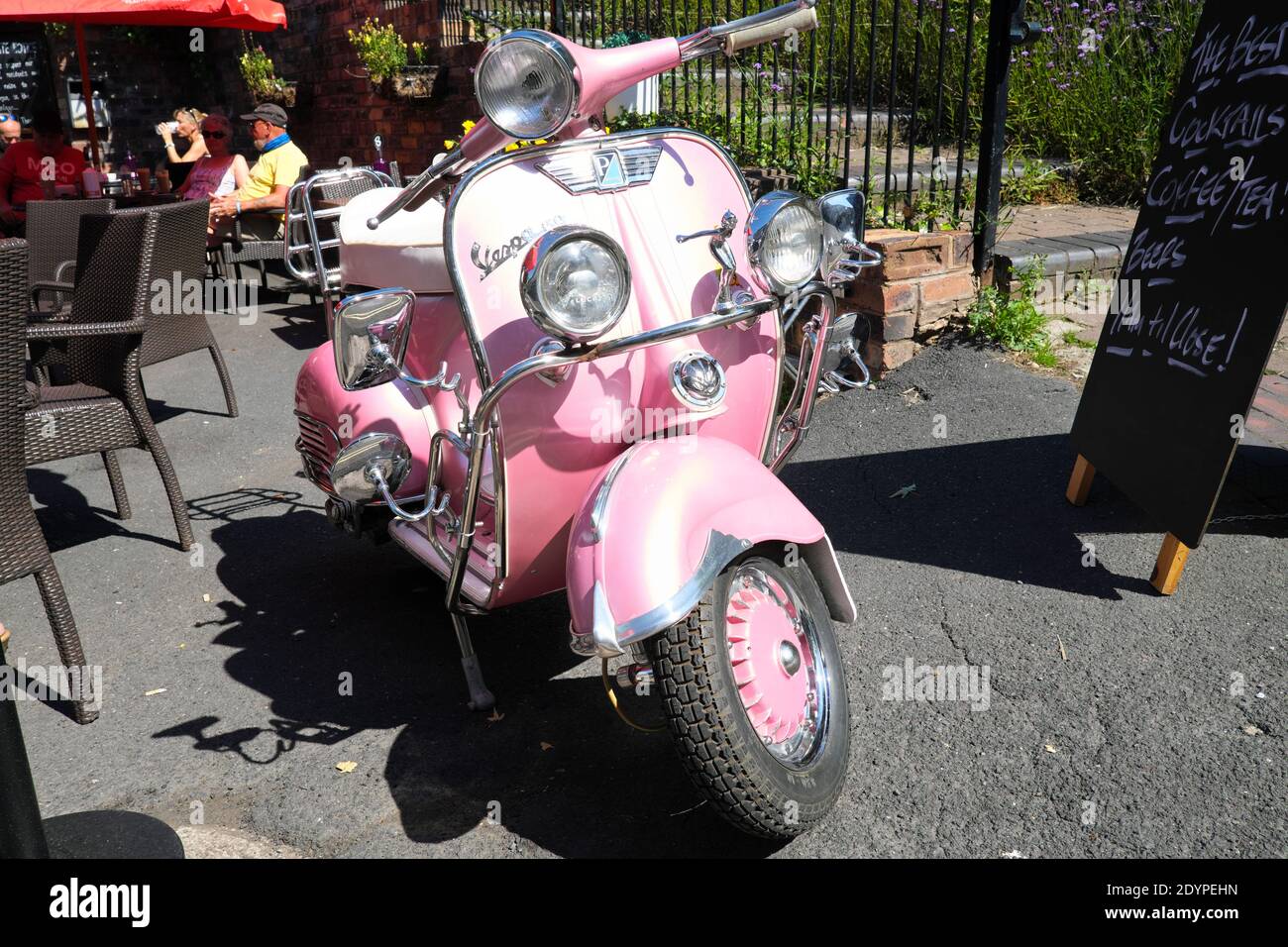 Pink Vespa Motor Scooter visto in Ironbridge Shropshire Inghilterra UK Foto Stock