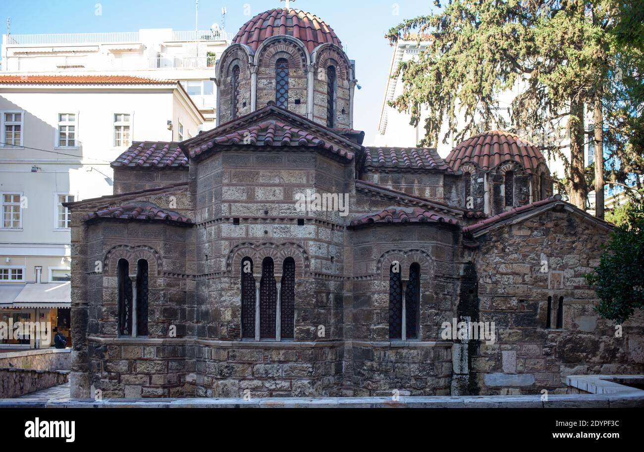 Greco ortodosso costruzione di pietra Chiesa di Panaghia Kapnikarea, centro di Atene, Grecia. Dicembre in centro storico in una città vuota a causa di C. Foto Stock