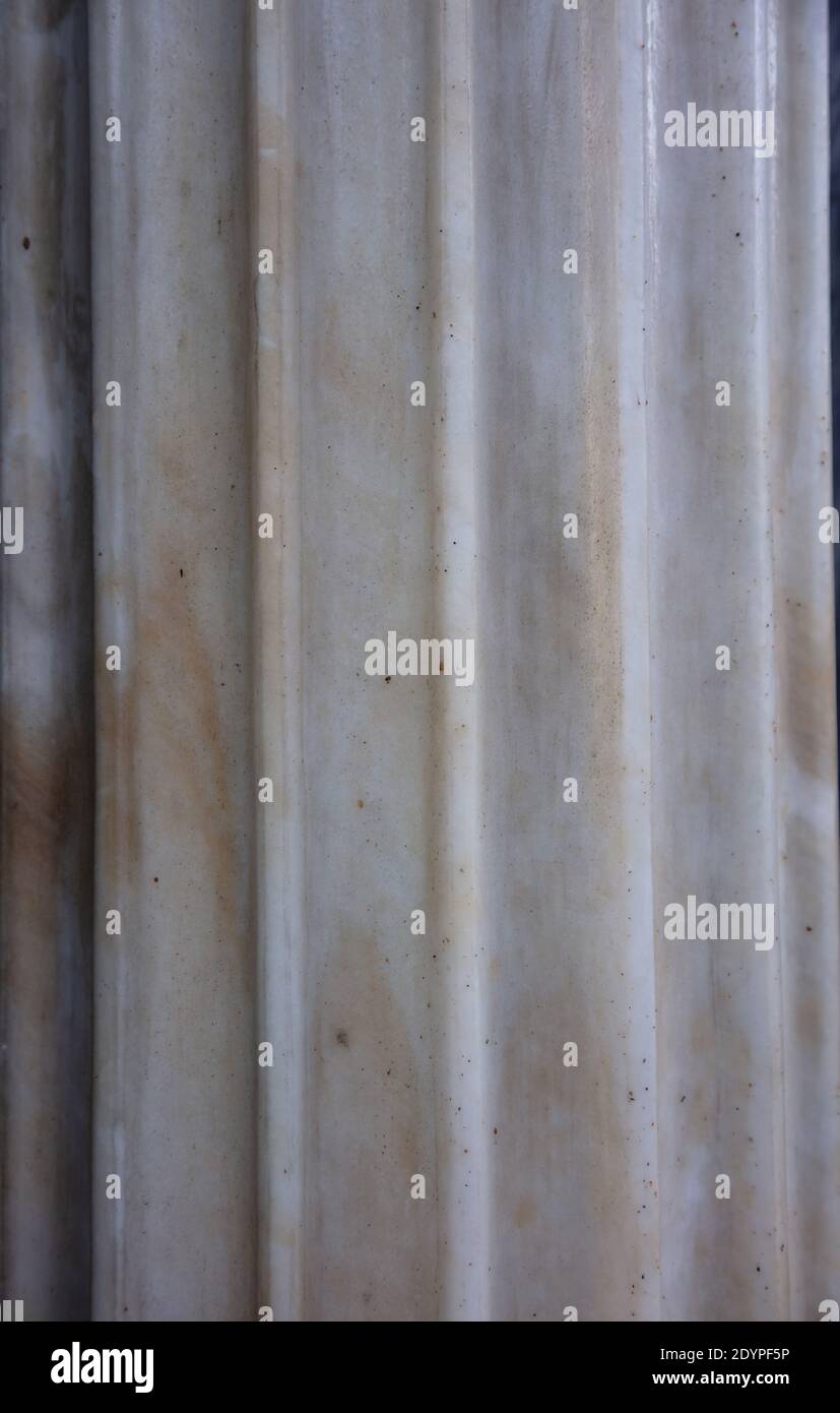 Colonna bianco marmo greco sfondo, primo piano vista verticale. Antico colonnato dall'antica Grecia. Destinazione per incontri con la famosa architettura Foto Stock