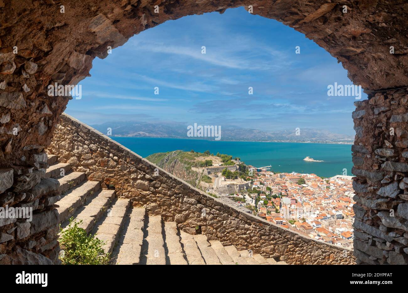 Vista panoramica della città di Nafplio dal castello medievale di Palamidi e le mille scale di pietra che conducono in alto (o in basso) il castello, la Grecia, l'Europa Foto Stock