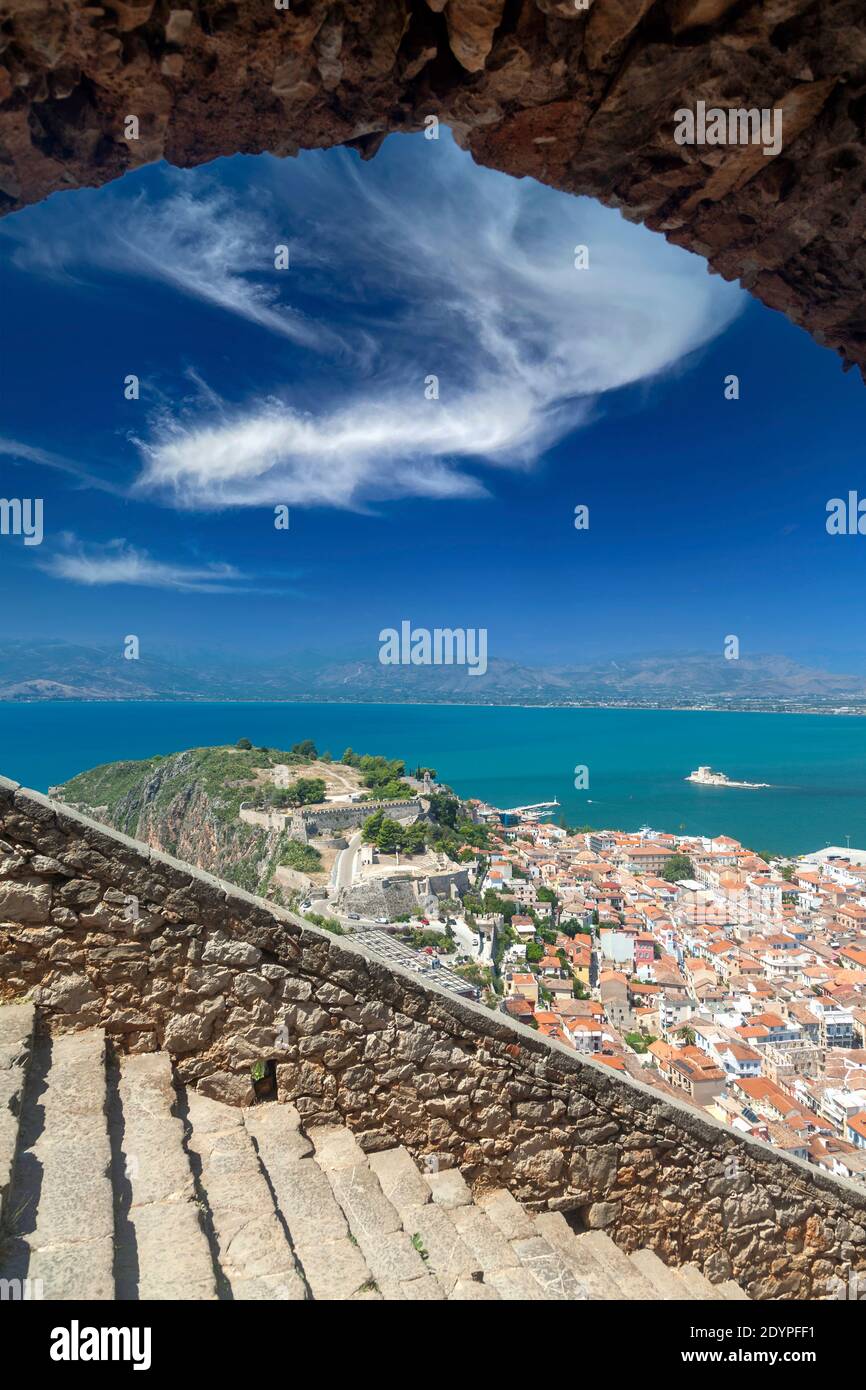 Vista panoramica della città di Nafplio dal castello medievale di Palamidi e le mille scale di pietra che conducono in alto (o in basso) il castello, la Grecia, l'Europa Foto Stock
