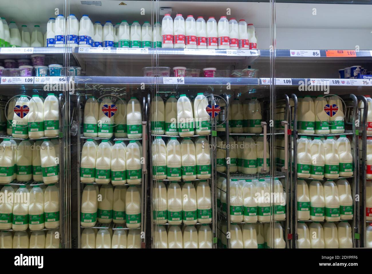 12-27-2020 Portsmouth, Hampshire, UK UN supermercato frigorifero che immagazzina cartoni di varie dimensioni di latte per la vendita Foto Stock