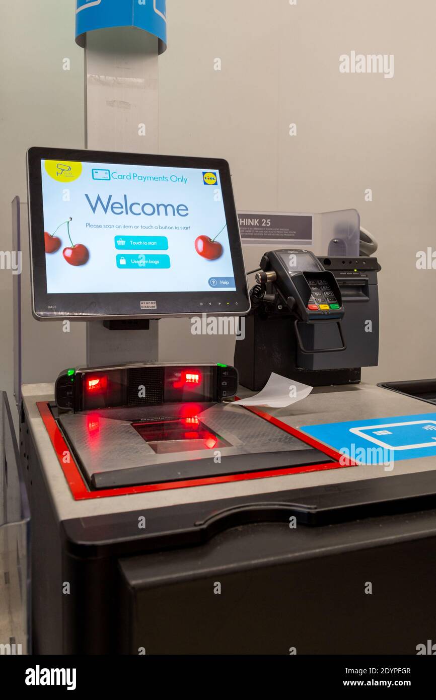 Un primo piano di un check-out self-service all'interno di un Supermercato Lidl Foto Stock