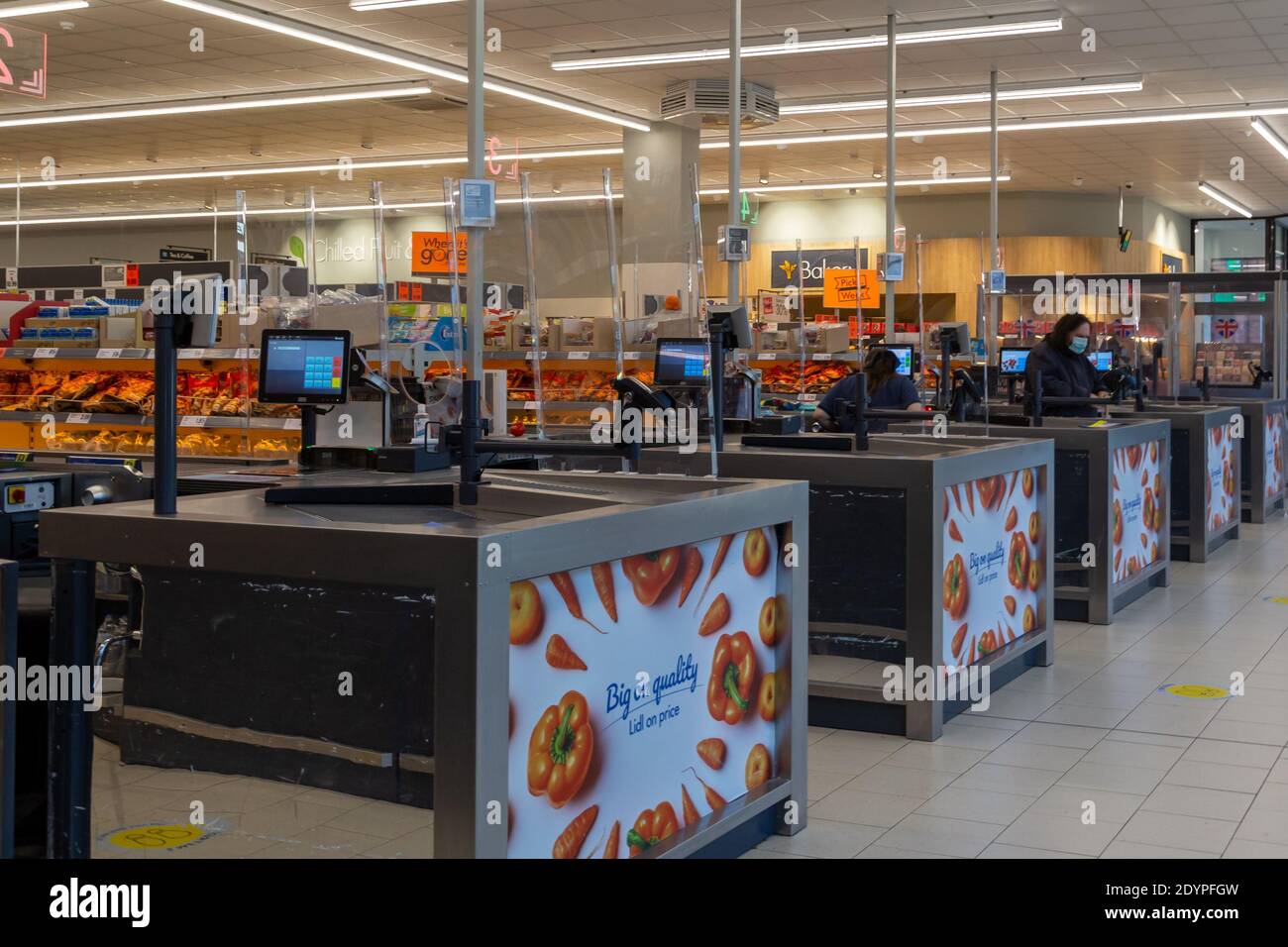 12-27-2020 Portsmouth, Hampshire, Regno Unito una fila di checkout all'interno di un supermercato Lidl britannico Foto Stock