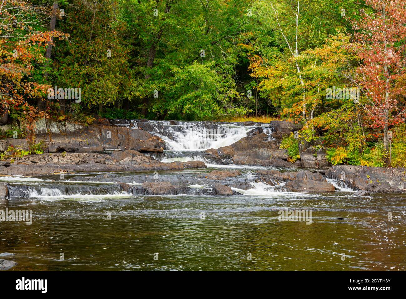 Cascate di Cordova Lago di Cordova Fiume di Crowe Havelock Peterborough County Ontario Canada in autunno Foto Stock
