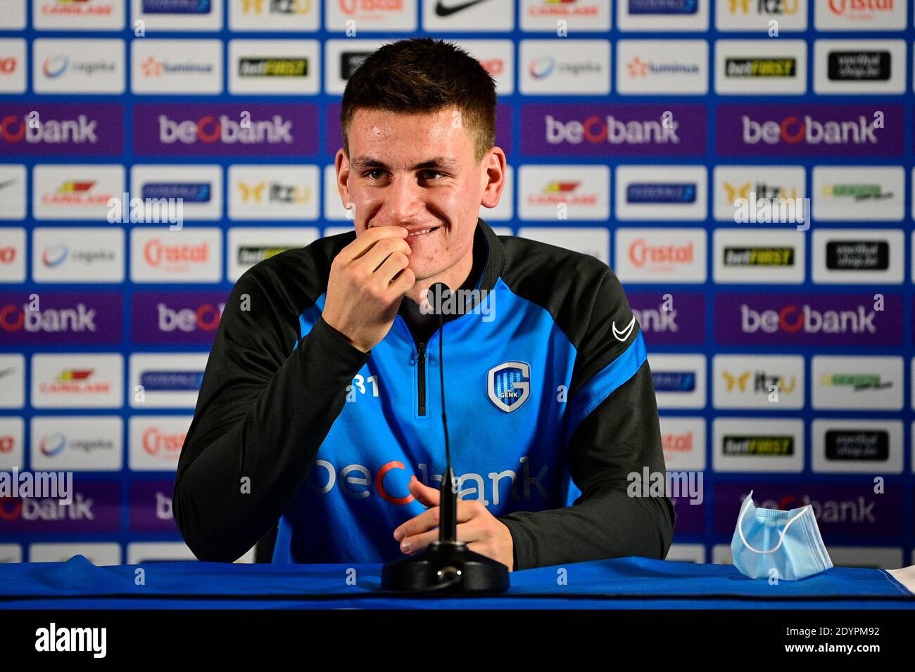 Joakim Maehle Pedersen di Genk ha raffigurato durante una conferenza stampa, anche per quanto riguarda il trasferimento del giocatore Joakim Maehle, dopo una partita di calcio tra K. Foto Stock