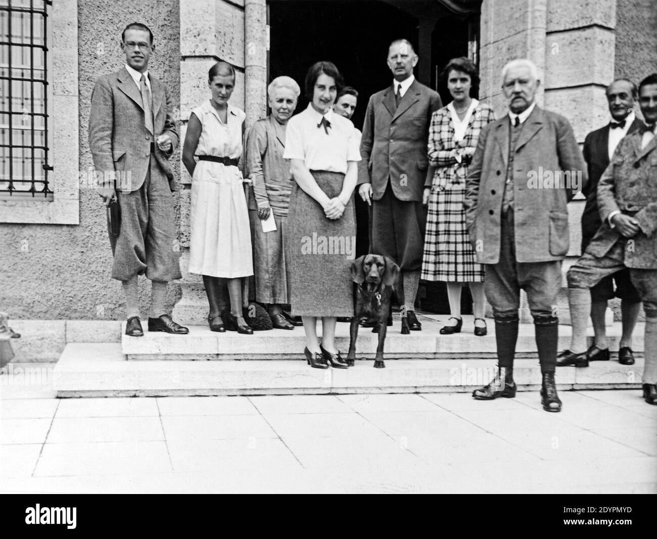 Paul von Hindenburg con la sua famiglia, circa 1930 anni, nella sua residenza a Neudeck, Germania, oggi in Polonia Foto Stock