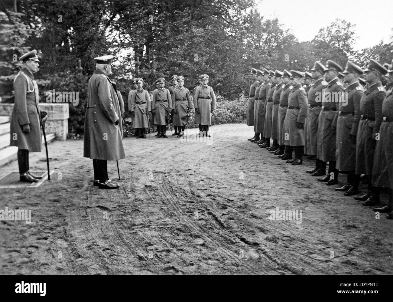 Paul von Hindenburg ispezionando le sue truppe, circa 1930, Germania Foto Stock