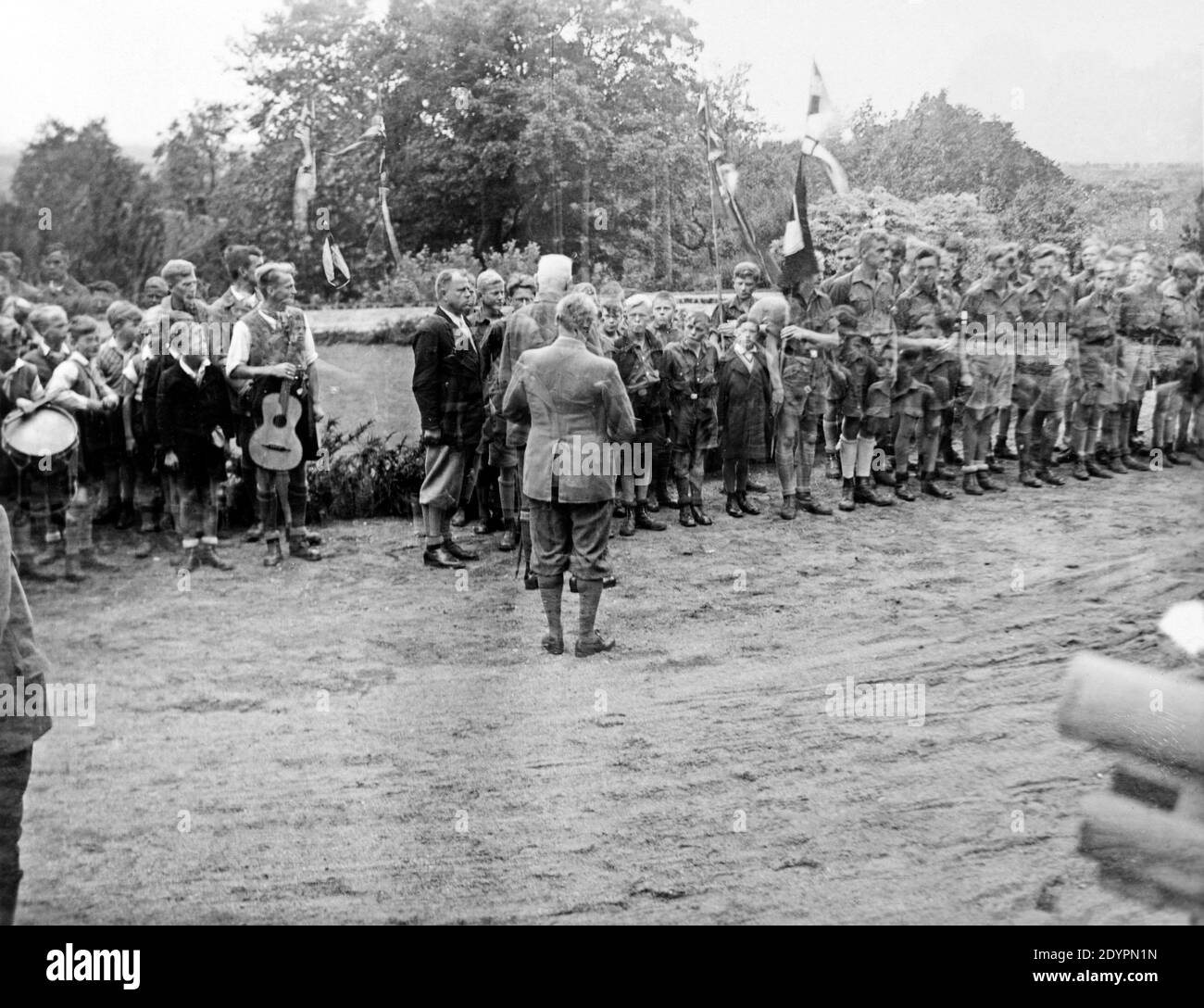 Paul von Hindenburg ispezionando i gruppi scolastici fuori dalla sua residenza, circa 1932, Neudeck, Germania, oggi Polonia Foto Stock