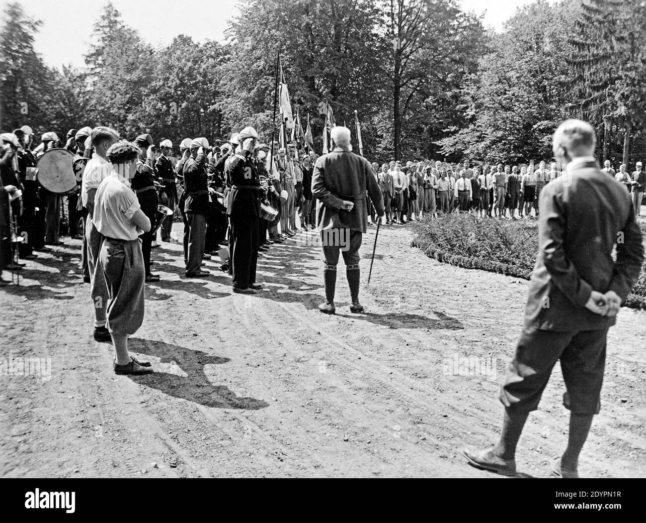 Paul von Hindenburg ispezionando i gruppi scolastici fuori dalla sua residenza, circa 1932, Neudeck, Germania, oggi Polonia Foto Stock