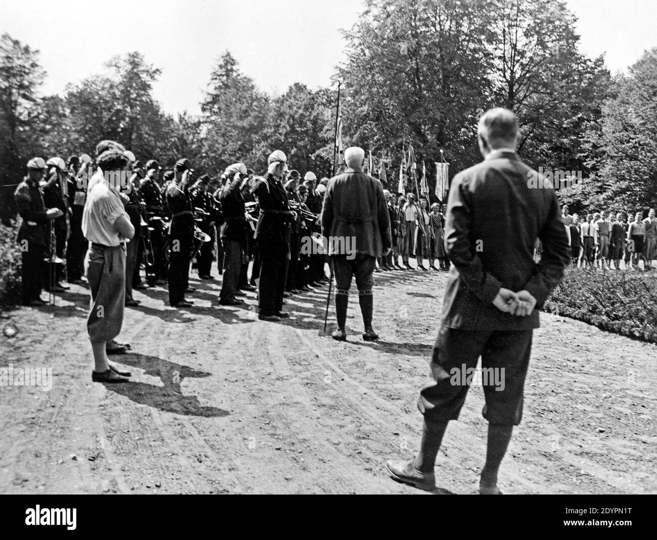 Paul von Hindenburg ispezionando i gruppi scolastici fuori dalla sua residenza, circa 1932, Neudeck, Germania, oggi Polonia Foto Stock