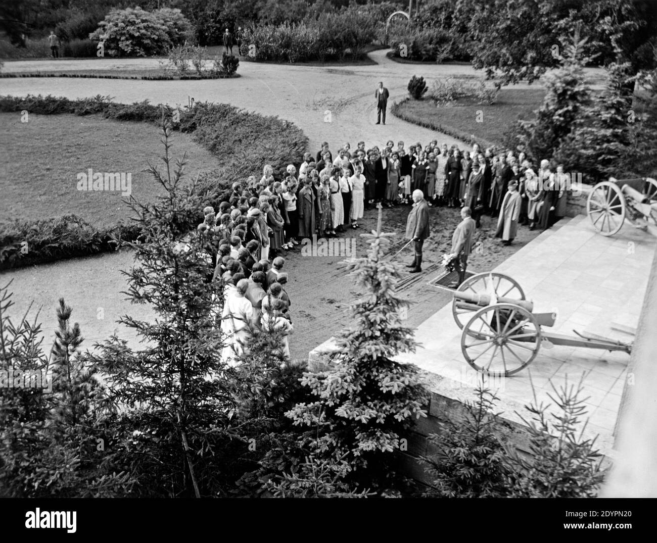 Paul von Hindenburg ispezionando i gruppi scolastici fuori dalla sua residenza, circa 1932, Neudeck, Germania, oggi Polonia Foto Stock