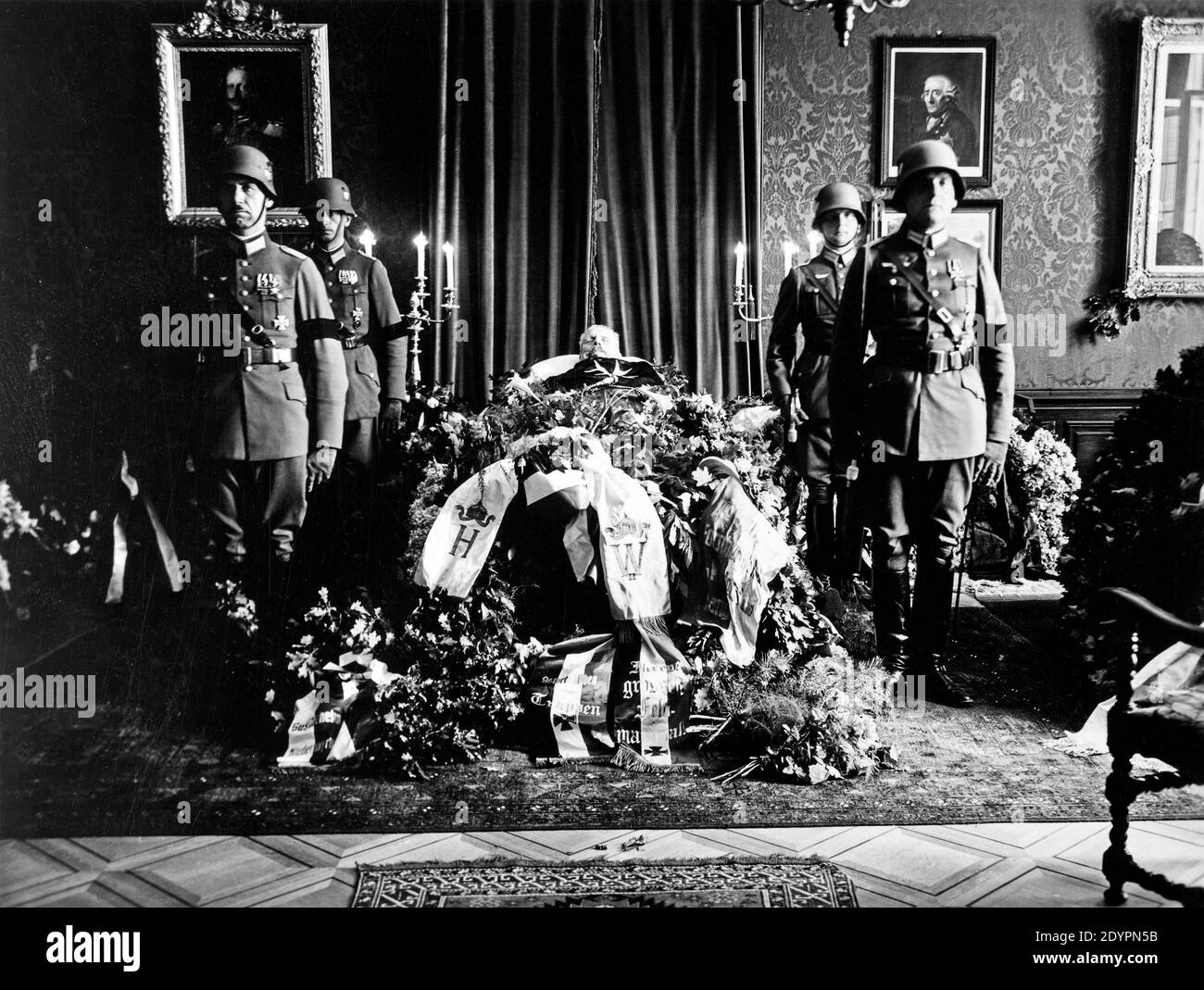 Paul von Hindenburg giace nello stato, 1934 agosto, Neudeck Manor House, Germania, oggi Polonia Foto Stock