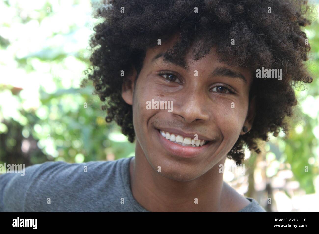 Un giovane sorride Foto Stock