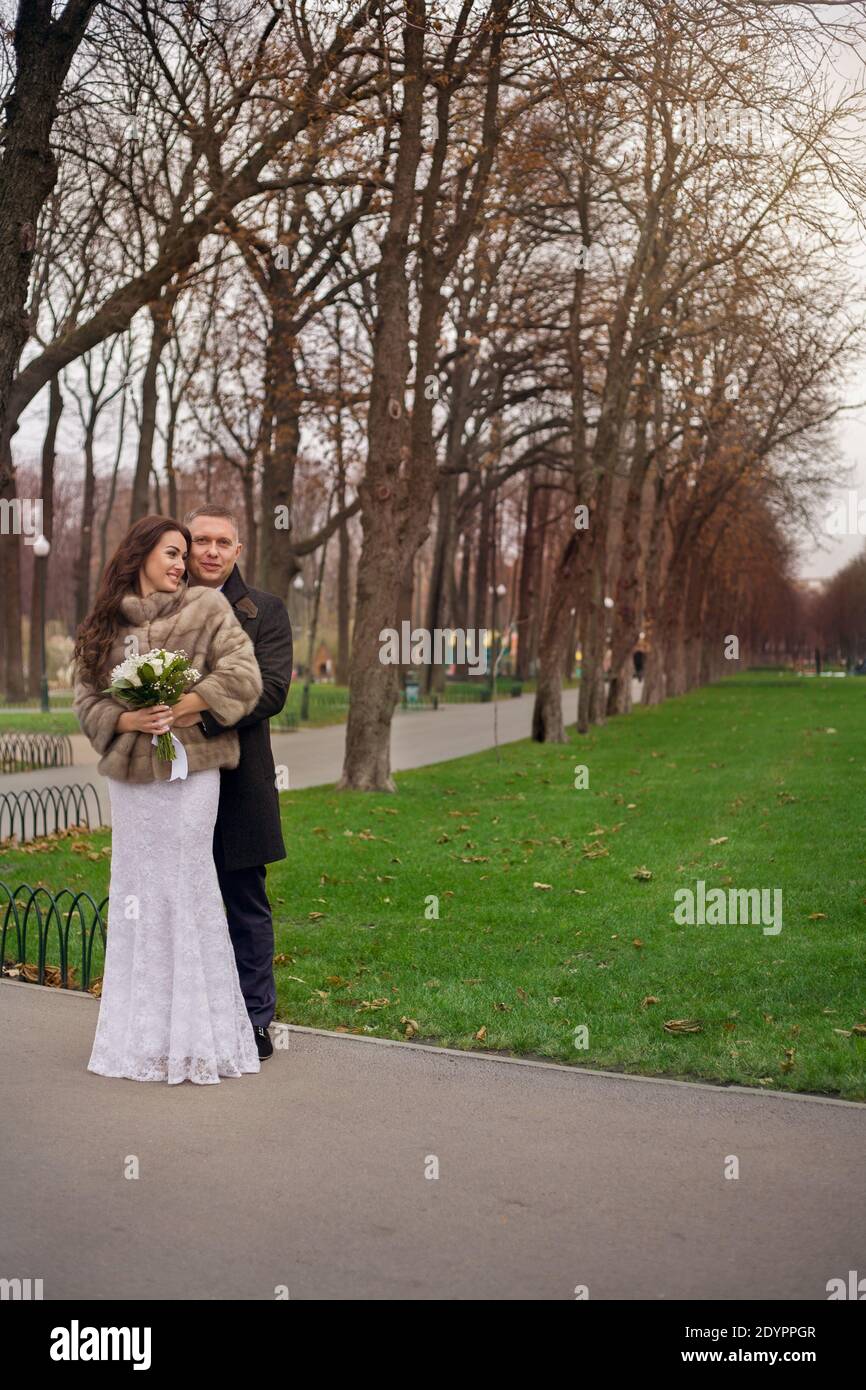 Bello sposo e asciuga nel giorno di nozze Foto Stock