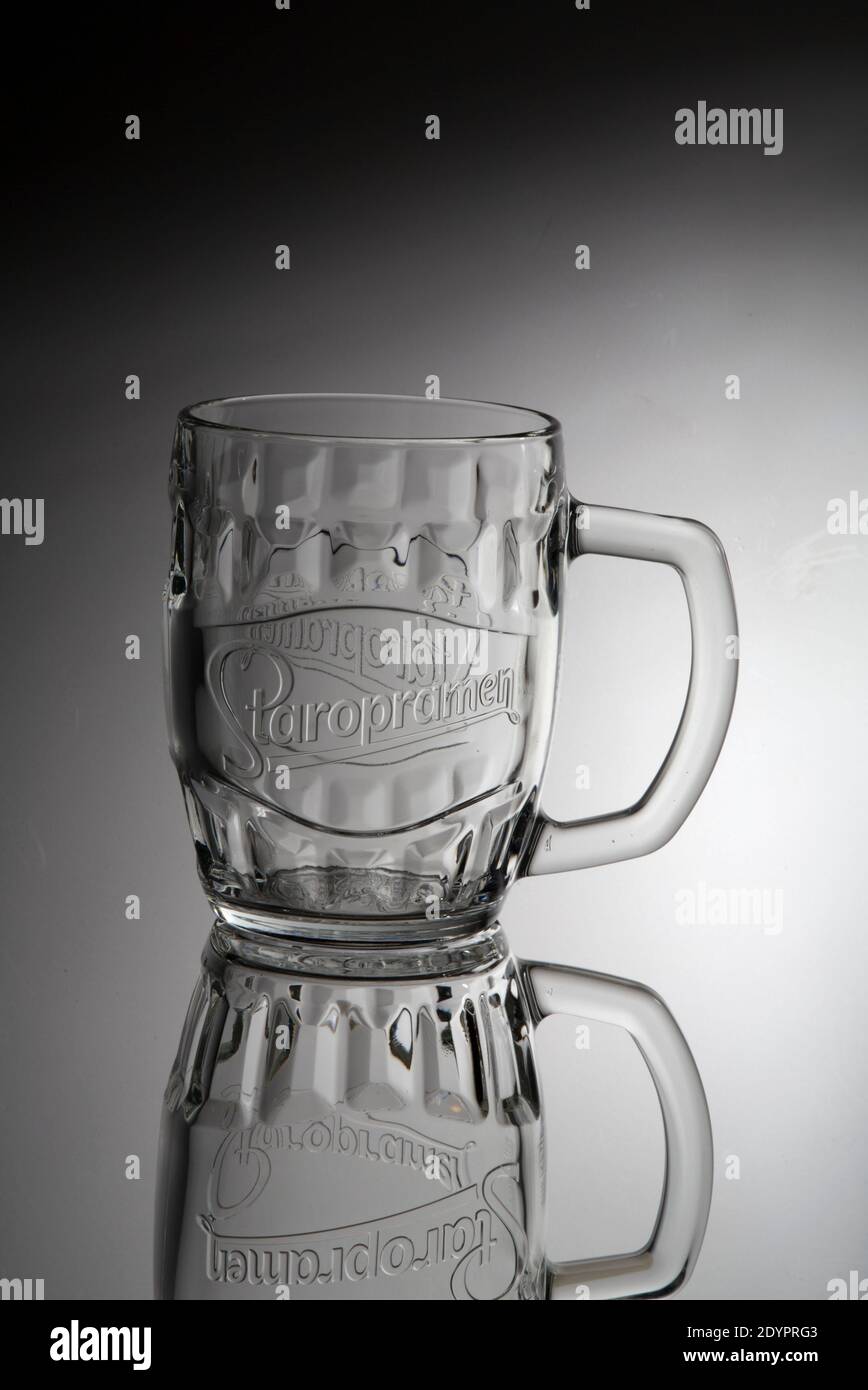 půllitr , skleněný půllitr , pivní půllitr , půllitr Staropramen , prázdný půllitr , Foto Stock