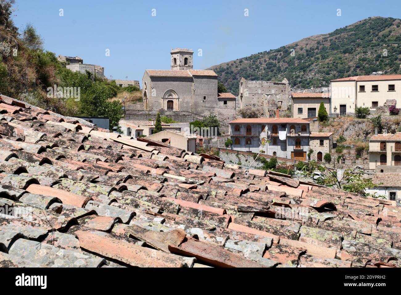 Tetti Tiles, Case e Chiesa del Villaggio montano di Savoca, Città di Sicilia ricca di testimonianze architettoniche Foto Stock