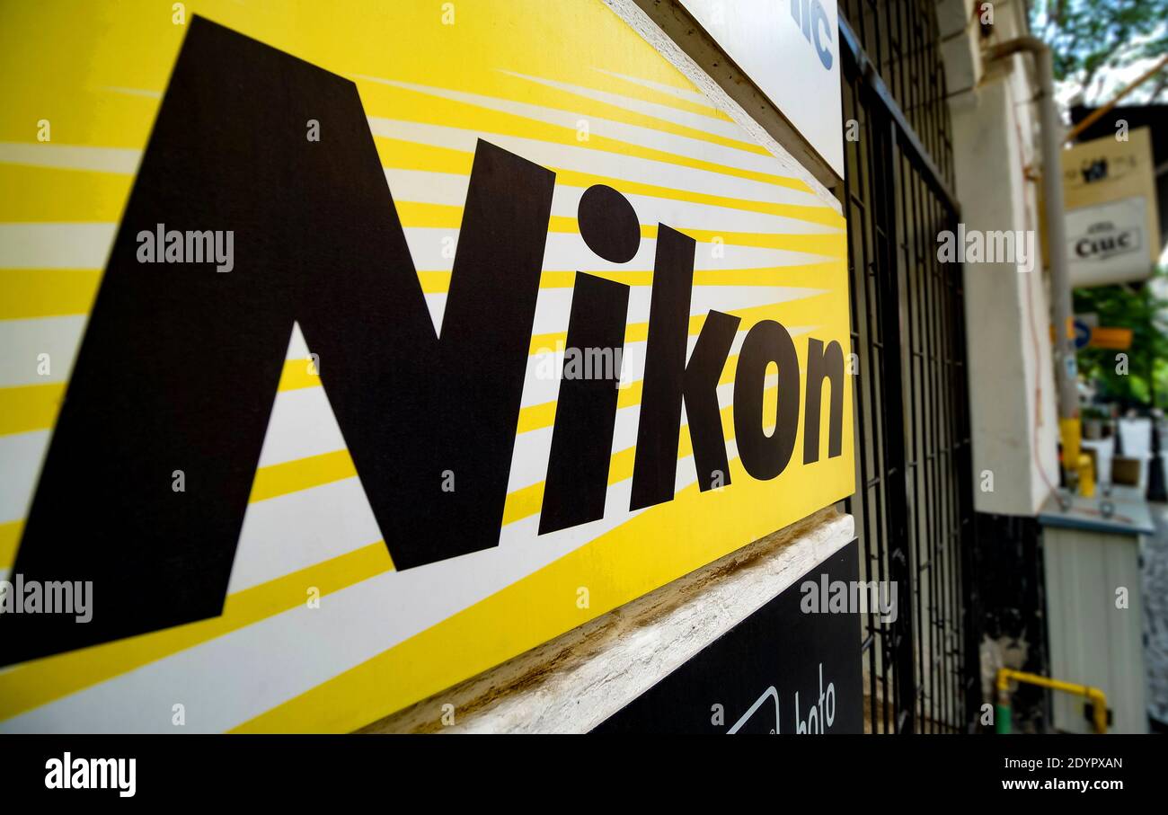 Bucarest, Romania - 22 giugno 2020: Il logo Nikon della società giapponese conosciuta per la produzione di fotocamere digitali, e obiettivi, è visto sulla th Foto Stock