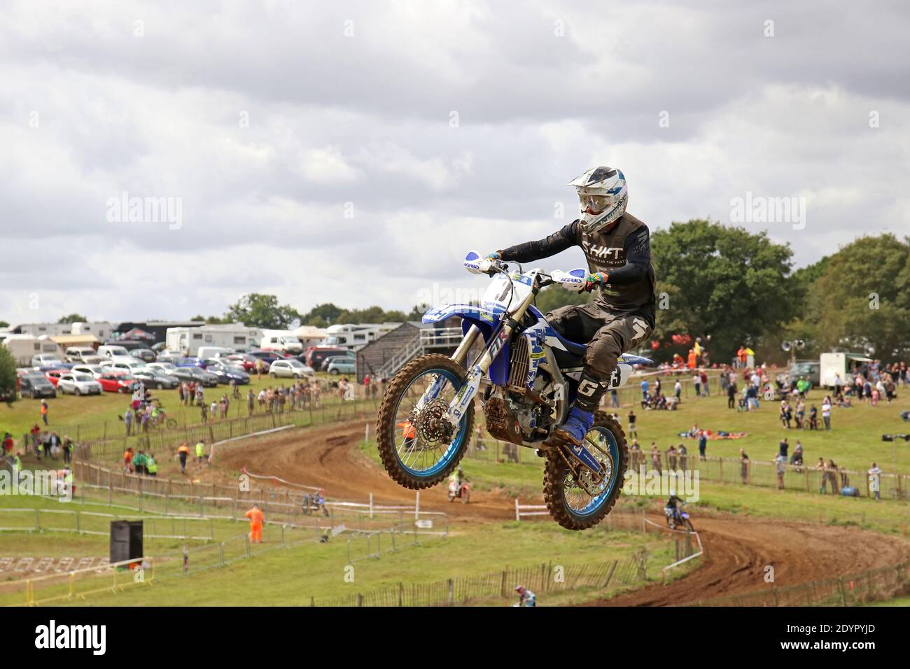 solo motociclista che vola in aria con un salto Foto Stock