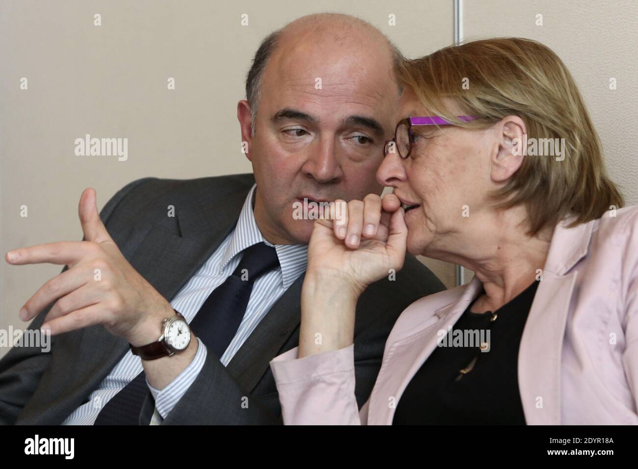 Il ministro francese delle finanze Pierre Moscovici parla con il ministro francese per la riforma, il decentramento e la pubblica amministrazione Marylise Lebranchu durante la presentazione del rapporto del deputato socialista francese Thierry Mandon sulla semplificazione del contesto legale, dei passi e delle imposte delle imprese, presso il ministero delle Finanze e dell'Economia, a Parigi; Francia, il 01 luglio 2013. Foto di Stephane Lemouton/ABACAPRESS.COM Foto Stock
