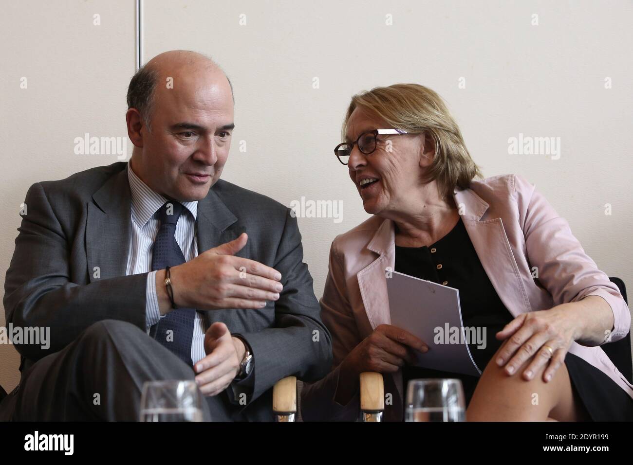 Il ministro francese delle finanze Pierre Moscovici parla con il ministro francese per la riforma, il decentramento e la pubblica amministrazione Marylise Lebranchu durante la presentazione del rapporto del deputato socialista francese Thierry Mandon sulla semplificazione del contesto legale, dei passi e delle imposte delle imprese, presso il ministero delle Finanze e dell'Economia, a Parigi; Francia, il 01 luglio 2013. Foto di Stephane Lemouton/ABACAPRESS.COM Foto Stock