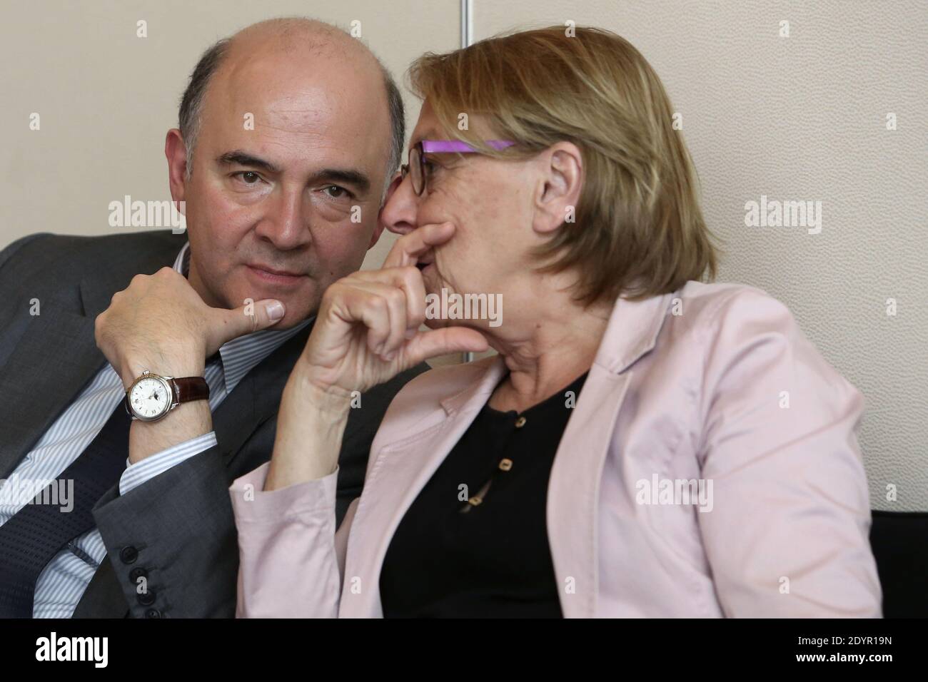 Il ministro francese delle finanze Pierre Moscovici parla con il ministro francese per la riforma, il decentramento e la pubblica amministrazione Marylise Lebranchu durante la presentazione del rapporto del deputato socialista francese Thierry Mandon sulla semplificazione del contesto legale, dei passi e delle imposte delle imprese, presso il ministero delle Finanze e dell'Economia, a Parigi; Francia, il 01 luglio 2013. Foto di Stephane Lemouton/ABACAPRESS.COM Foto Stock