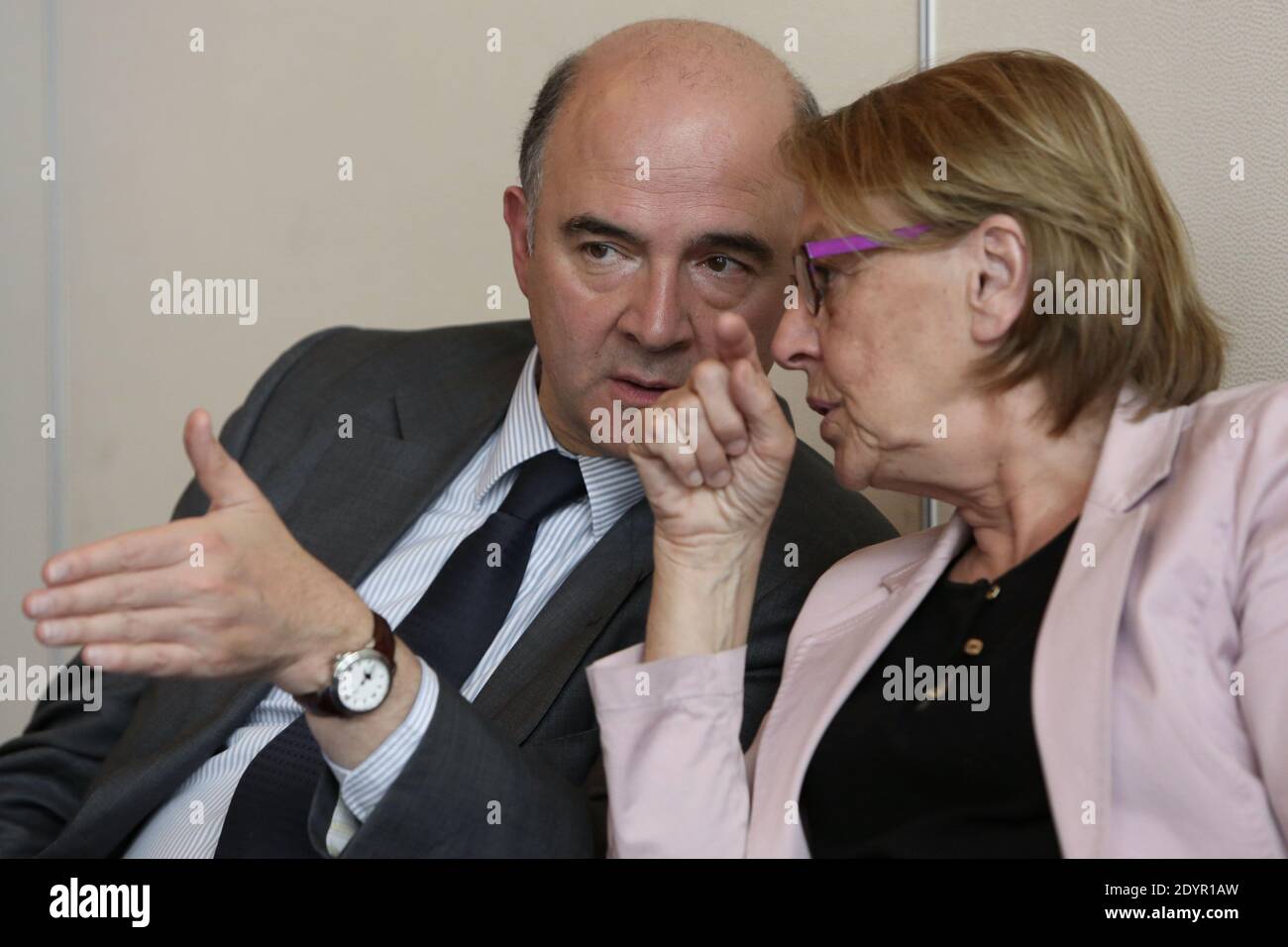 Il ministro francese delle finanze Pierre Moscovici parla con il ministro francese per la riforma, il decentramento e la pubblica amministrazione Marylise Lebranchu durante la presentazione del rapporto del deputato socialista francese Thierry Mandon sulla semplificazione del contesto legale, dei passi e delle imposte delle imprese, presso il ministero delle Finanze e dell'Economia, a Parigi; Francia, il 01 luglio 2013. Foto di Stephane Lemouton/ABACAPRESS.COM Foto Stock