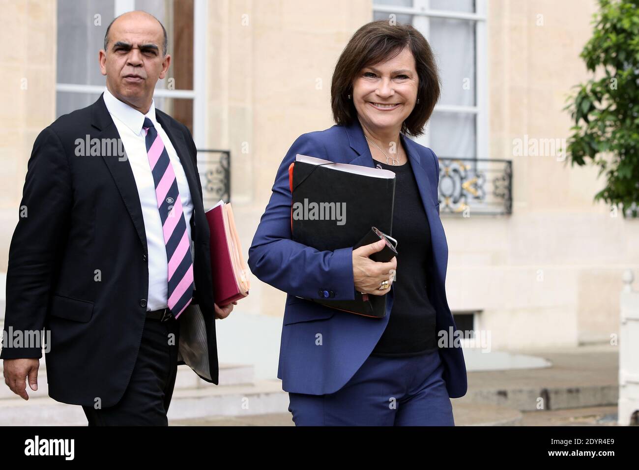 Il ministro francese junior per i veterani Kader Arif e il ministro junior per i disabili Marie-Arlette Carlotti lasciano il palazzo presidenziale Elysee dopo la riunione settimanale del gabinetto, a Parigi, in Francia, il 03 luglio 2013. Foto di Stephane Lemouton/ABACAPRESS.COM Foto Stock