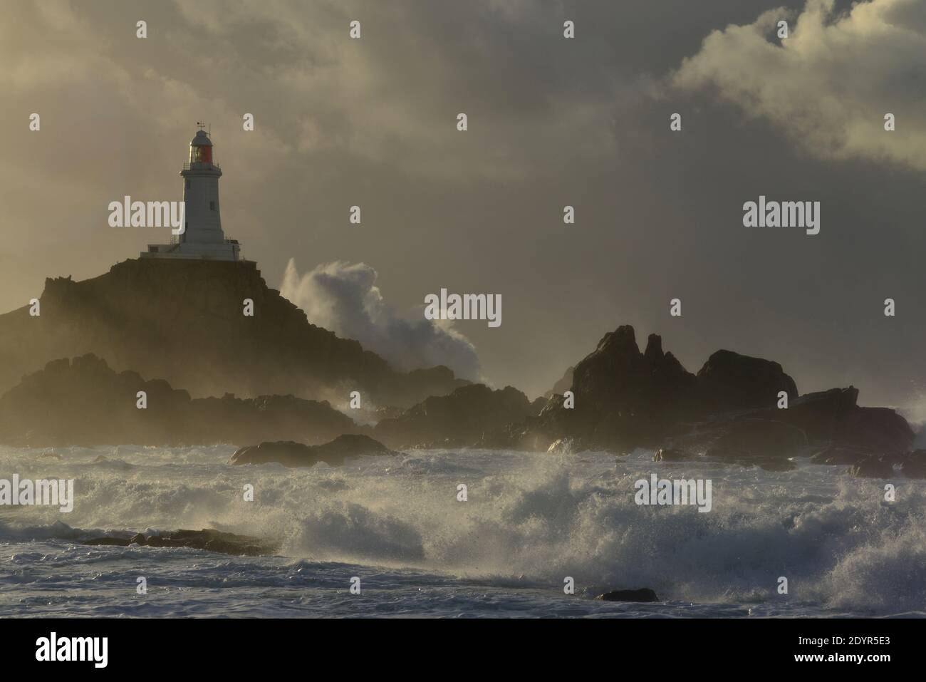 La Corbiere faro, Jersey, Regno Unito tempesta invernale Bella. Foto Stock