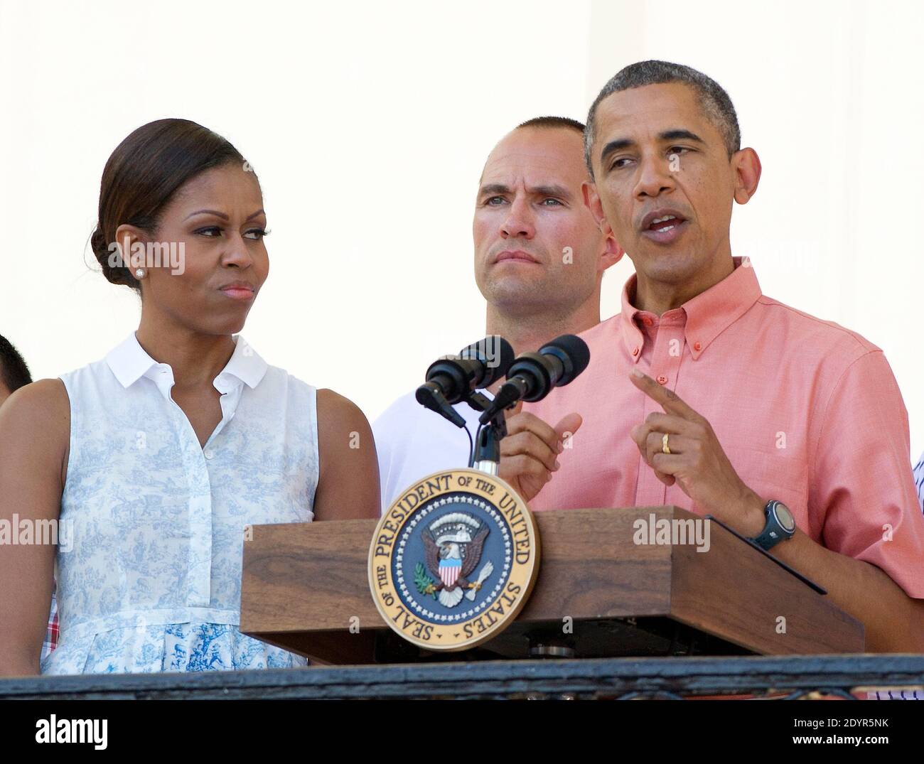 Il presidente degli Stati Uniti Barack Obama fa delle osservazioni mentre lui e la prima signora Michelle Obama ospitano un barbecue del quarto luglio per gli eroi militari e le loro famiglie sul prato del sud della Casa Bianca a Washington, DC, USA il 04 luglio 2012. Foto di Ron Sachs/ABACAPRESS.COM Foto Stock