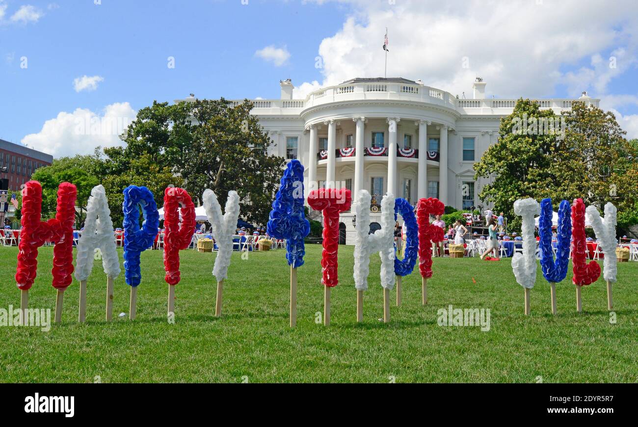 Il South Lawn of the White House è preparato per un barbecue ospitato dal presidente degli Stati Uniti Barack Obama e la prima signora Michelle Obama per eroi militari e le loro famiglie in commemorazione del giorno dell'Indipendenza a Washington, DC, USA il 04 luglio 2012. Foto di Ron Sachs/ABACAPRESS.COM Foto Stock